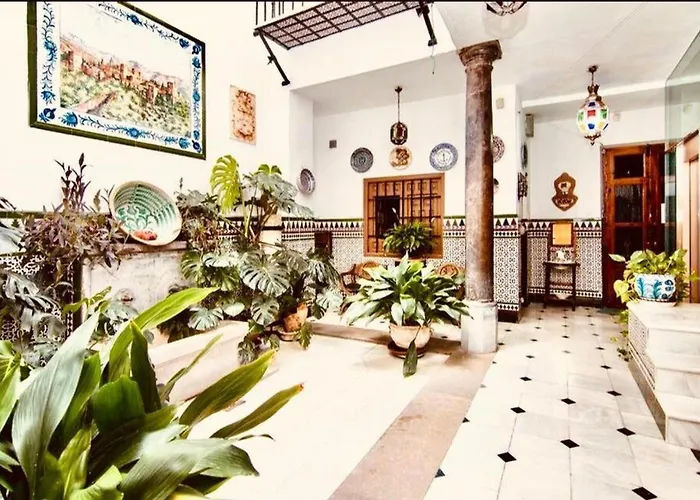 Casa Siglo XVIII con patio en centro de Granada con parking opcional