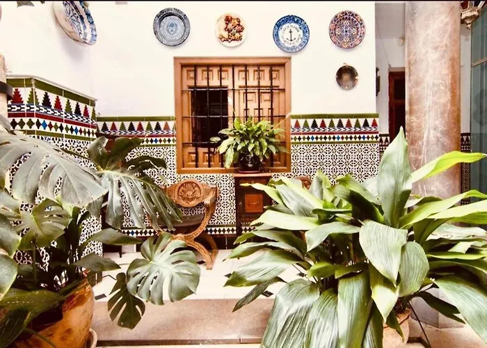 Casa Siglo XVIII con patio en centro de Granada con parking opcional